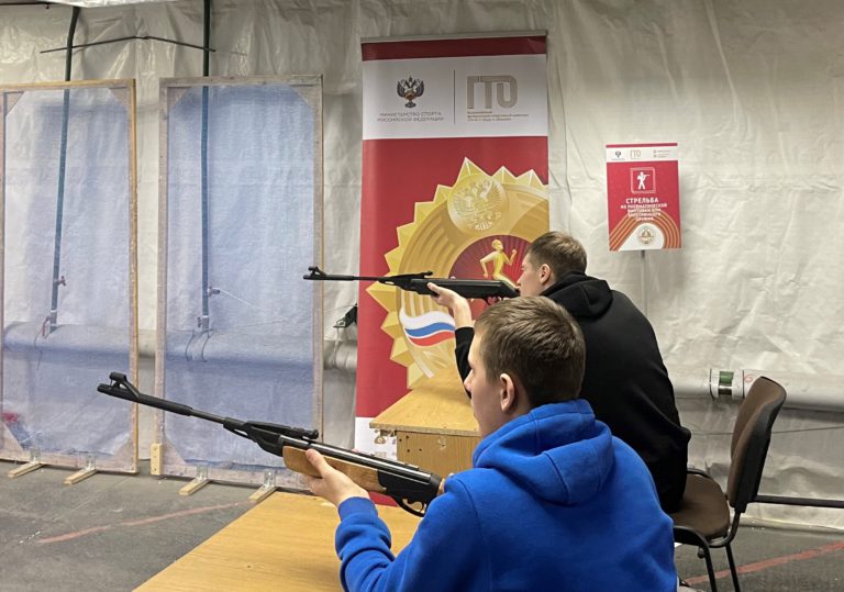 Школьники города Кемерово соревнуются в стрельбе из пневматической винтовки