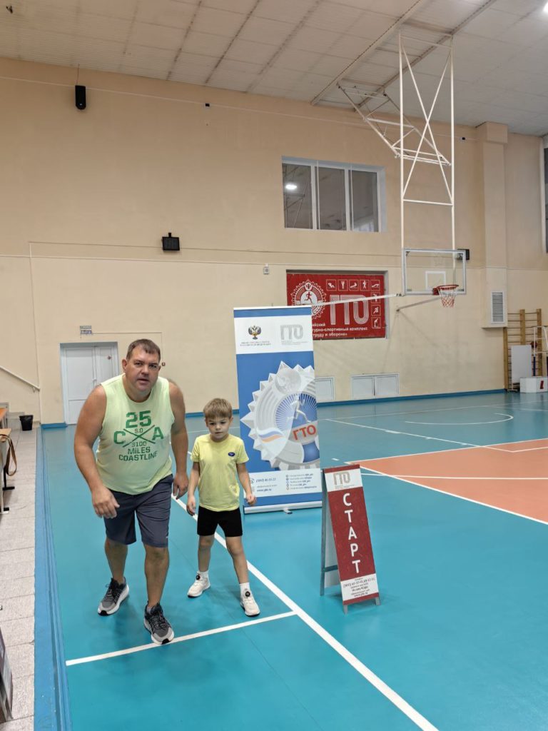 Отец с сыном подтянулись к движению ГТО