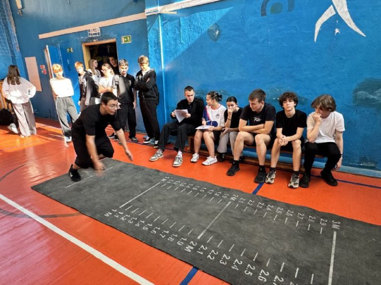 В спортивном клубе «Юниор» школы №31 города Кемерово, учителя физической культуры и специалисты Центра тестирования ГТО МАУ «КМЖ» провели для ребят 9 и 11 классов спортивное мероприятие «Туризм и ГТО» — это отличное сочетание.