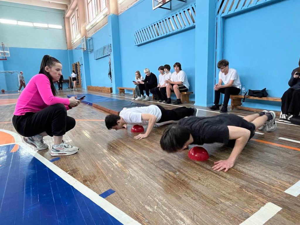 В рамках реализации Всероссийского физкультурно-спортивного комплекса «Готов к труду и обороне» на этой неделе учащиеся старших классов школы №12 города Кемерово проходят испытания