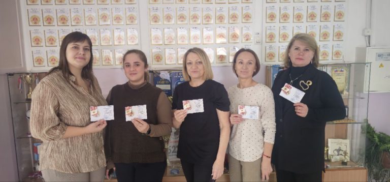 Специалисты Центра тестирования ГТО МАУ «Клубы по месту жительства» вручили знаки отличия Всероссийского физкультурно-спортивного комплекса «Готов к труду и Обороне» учителям школы №97 города Кемерово